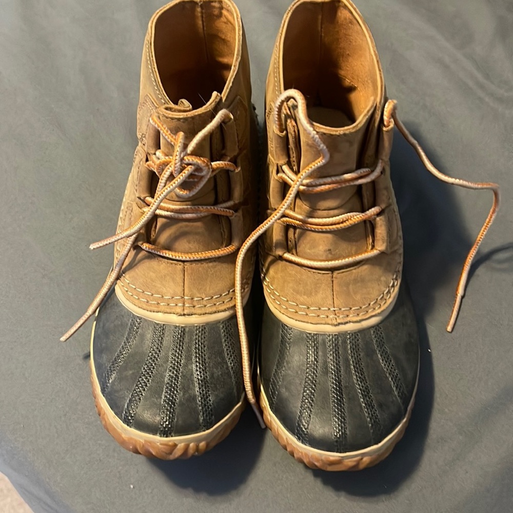 Woman’s Sorel low cut boots size 8.5